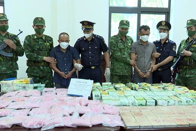 Trong chuyên án A424.2p, lực lượng Bộ đội Biên phòng phối hợp các lực lượng bắt giữ hai đối tượng quốc tịch Lào thu giữ 69,5 kg ma túy các loại, một ô-tô. (Ảnh Cục Phòng, chống ma túy và tội phạm Bộ đội Biên phòng cung cấp).