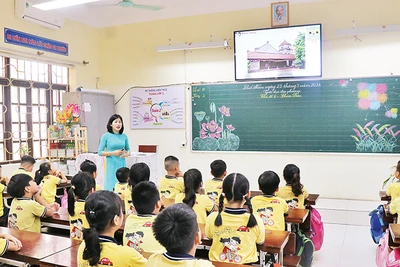 Cô và trò lớp 2A5 Trường tiểu học Tiền An (thành phố Bắc Ninh) trong “Giờ học lịch sử online”.