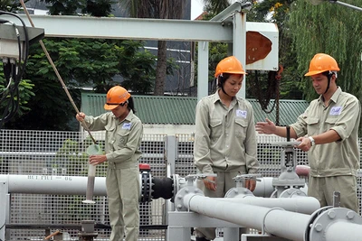 Công nhân Công ty TNHH MTV Thoát nước Hà Nội vận hành hệ thống xử lý nước thải. (Ảnh Trần Sơn)