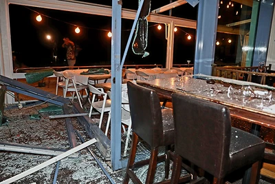 Một nhà hàng ở Tel Aviv, Israel bị hư hại sau vụ phóng tên lửa từ Iran. (Ảnh TÂN HOA XÃ)