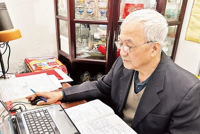 Ông Nguyễn Duy Kiểm tìm hiểu thông tin tuyển sinh năm học 2024-2025.