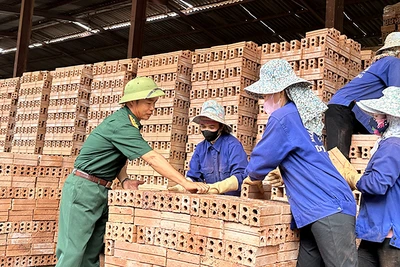 Nhà máy sản xuất gạch của cựu chiến binh Lưu Công Ruyên (bên trái) đã tạo việc làm cho con em đồng bào các dân tộc trong tỉnh Điện Biên.