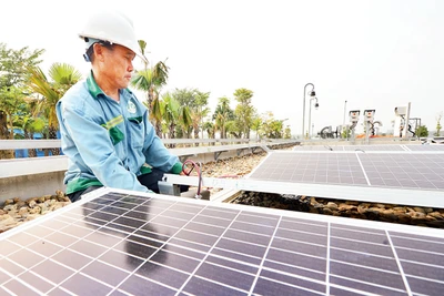 Lắp đặt tấm pin mặt trời tại Nhà máy Nước mặt Sông Đuống. (Ảnh TRẦN TUẤN)