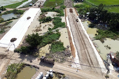 Thi công đường song hành thuộc dự án đường vành đai 4-vùng Thủ đô, đoạn thuộc huyện Thanh Oai, Hà Nội. (Ảnh THỦY NGUYÊN)