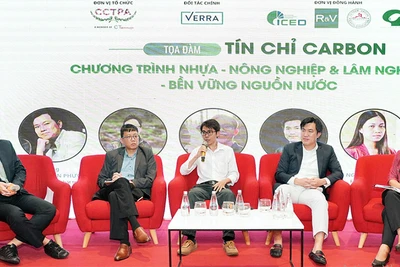 Các chuyên gia, doanh nghiệp, diễn giả thảo luận tại tọa đàm.