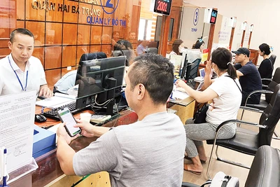 Bộ phận một cửa Ủy ban nhân dân quận Hai Bà Trưng giải quyết thủ tục hành chính phục vụ người dân, doanh nghiệp.