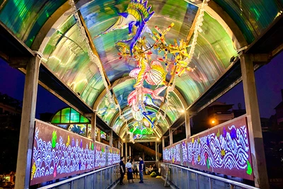 Cầu đi bộ qua phố Trần Nhật Duật nay trở thành một không gian văn hóa-sáng tạo của quận Hoàn Kiếm, TP Hà Nội.