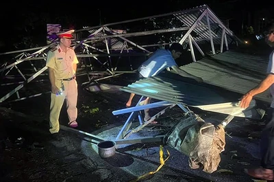 Trận mưa kèm dông lốc rạng sáng 1/5/2024 tại tỉnh Yên Bái khiến một người tử vong. (Ảnh QUANG HÙNG)