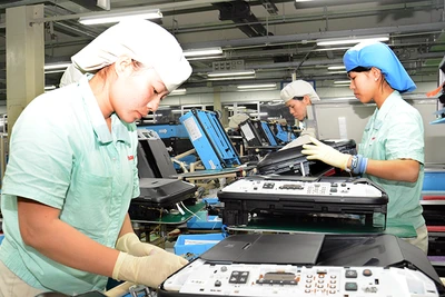 Sản xuất các sản phẩm điện tử tại Công ty TNHH Canon Việt Nam, Khu công nghiệp Thăng Long, Hà Nội. (Ảnh ĐĂNG ANH)