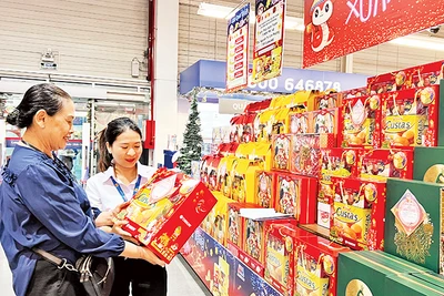Quà Tết được trưng bày ở vị trí bắt mắt, thu hút người tiêu dùng mua sắm tại siêu thị MM Mega Market Bình Phú, Quận 6.