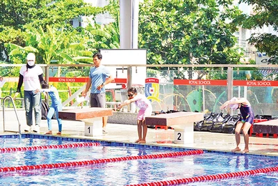 Lớp học bơi trong kỳ nghỉ hè của trẻ em Thành phố Hồ Chí Minh.