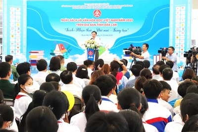 Giám đốc Sở Thông tin và Truyền thông tỉnh Đắk Lắk Trương Hoài Anh phát biểu khai mạc Ngày Sách và Văn hóa đọc Việt Nam năm 2023 trên địa bàn tỉnh Đắk Lắk.