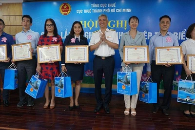 Trao giấy khen cho các doanh nghiệp thực hiện tốt chính sách, pháp luật thuế năm 2021.