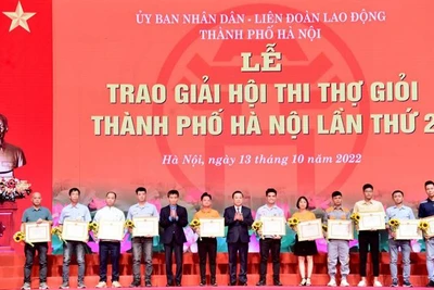 Phó Chủ tịch Tổng Liên đoàn Lao động Việt Nam Trần Văn Thuật và Phó Chủ tịch Ủy ban nhân dân Thành phố Hà Nội Chử Xuân Dũng trao giải nhất tặng các thí sinh.