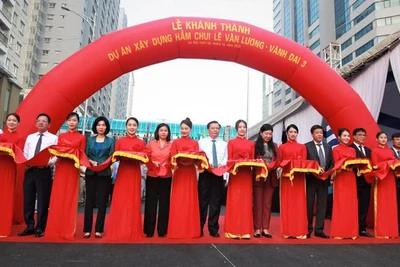 Lãnh đạo thành phố Hà Nội cắt băng khánh thành hầm chui Lê Văn Lương.