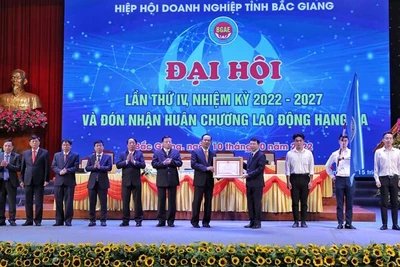 Nghi lễ trao Huân chương Lao động hạng Ba cho Hiệp Hội các doanh nghiệp tỉnh Bắc Giang.