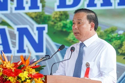 Chủ tịch Ủy ban nhân dân tỉnh Long An Nguyễn Văn Út phát biểu tại lễ động thổ.