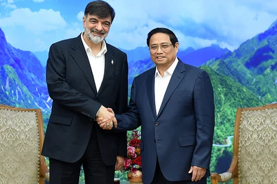 Thủ tướng Phạm Minh Chính (bên phải) tiếp Chuẩn tướng Ahmad Reza Radan, Tư lệnh Bộ Thực thi pháp luật Iran.