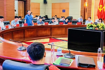 Quang cảnh Chủ tịch Ủy ban nhân dân thành phố Hải Phòng đối thoại với các hộ dân trong diện bị thu hồi đất.