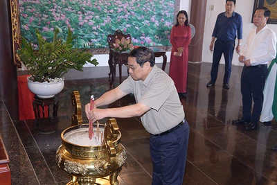 Thủ tướng Phạm Minh Chính dâng hương tại Đền thờ Cụ Phó bảng Nguyễn Sinh Sắc tại Khu di tích Nguyễn Sinh Sắc ở thành phố Cao Lãnh.