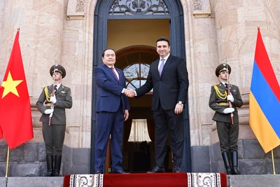 Chủ tịch Quốc hội Armenia Alen Simonyan đón Chủ tịch Quốc hội Trần Thanh Mẫn. (Ảnh: TTXVN)