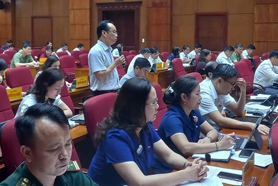 Đại biểu Hội đồng nhân dân tỉnh Cao Bằng phát biểu góp ý các tờ trình và dự thảo nghị quyết.