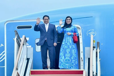 Thủ tướng Phạm Minh Chính và Phu nhân cùng Đoàn đại biểu cấp cao Việt Nam tới sân bay quân sự Seongnam (thủ đô Seoul) bắt đầu chuyến thăm chính thức Hàn Quốc. 