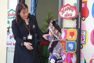 Cô giáo Đỗ Thị Loan, Phó Hiệu trưởng Trường mầm non Kim Nọi (huyện Mù Cang Chải, tỉnh Yên Bái) chuẩn bị trang phục cho học sinh trước giờ học STEM.