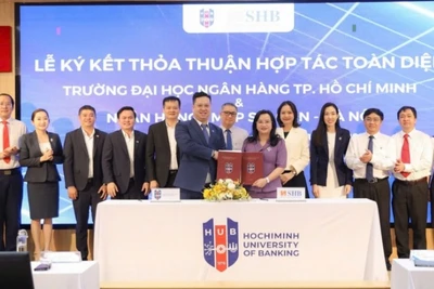 Bà Ngô Thu Hà - Tổng Giám đốc SHB và PGS.TS Nguyễn Đức Trung - Hiệu trưởng Trường Đại học Ngân hàng TP Hồ Chí Minh ký kết hợp tác toàn diện.