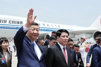 Tổng Bí thư, Chủ tịch nước Trung Quốc Tập Cận Bình đến Thủ đô Hà Nội, bắt đầu chuyến thăm cấp Nhà nước tới Việt Nam. (Ảnh: TTXVN)