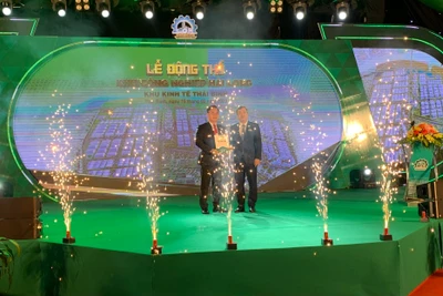 Lãnh đạo tỉnh Thái Bình trao quyết định chủ trương đầu tư dự án cho lãnh đạo doanh nghiệp.