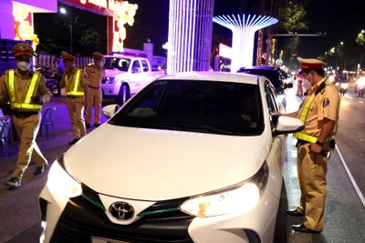 Tổ công tác Cục Cảnh sát giao thông kiểm tra nồng độ cồn trên đường Võ Thị Sáu, thành phố Biên Hòa.