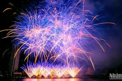 Màn trình diễn pháo hoa của 2 đội Việt Nam và Phần Lan trong đêm khai mạc.