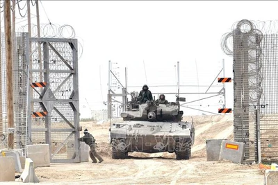 Xe quân sự Israel di chuyển gần biên giới với Gaza, ngày 20/3/2025. (Ảnh: THX/TTXVN)