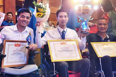 Các đại biểu chương trình "Tỏa sáng nghị lực Việt" năm 2022 nhận Bằng khen và các phần quà từ ban tổ chức. 