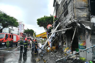 Lực lượng chức năng chữa cháy tại 1 căn nhà trên đường Nguyễn Trung Trực, phường Vĩnh Bảo, thành phố Rạch Giá. (Ảnh: PHƯƠNG VŨ)