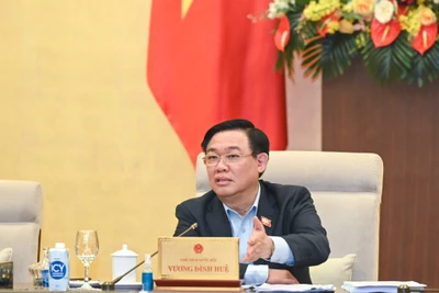 Chủ tịch Quốc hội Vương Đình Huệ phát biểu ý kiến tại phiên họp.