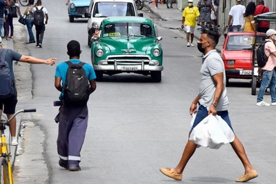 Người dân di chuyển trên đường phố tại La Habana, Cuba. (Ảnh: THX/TTXVN)