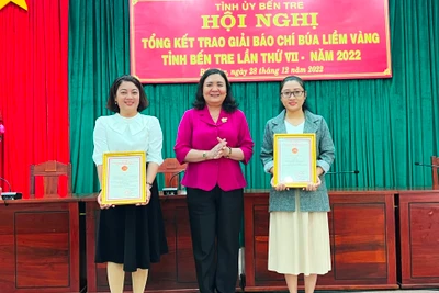 Phó Bí thư Thường trực Tỉnh ủy Hồ Thị Hoàng Yến trao giải Nhất giải báo chí Búa liềm vàng lần thứ VII, năm 2022 cho các tác giả đạt giải.