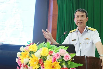 Thượng tá Phạm Ngọc Quý, báo cáo viên Vùng 2 Hải quân thông tin khái quát về Biển Đông tại hội nghị.