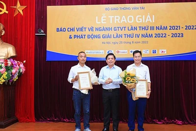 Bộ trưởng Giao thông vận tải trao giải Nhất cho các tác giả đoạt giải.