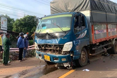 Xe máy lọt thỏm dưới gầm xe tải biển kiểm soát 81H-010.45 gây tai nạn.