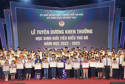 Các em học sinh giỏi tiêu biểu Thủ đô được tuyên dương khen thưởng năm học 2022-2023.