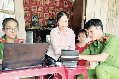 Các chiến sĩ Công an huyện Lộc Ninh đến tận nhà hỗ trợ người dân làm căn cước công dân. (Ảnh: NHẤT SƠN)