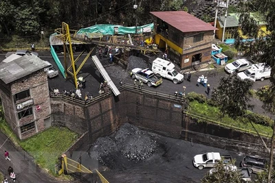 Nhân viên cứu hộ nỗ lực cứu những thợ mỏ bị mắc kẹt sau vụ nổ tại mỏ than ở Sutatausa, Colombia, ngày 15/3. (Ảnh: AFP/TTXVN)