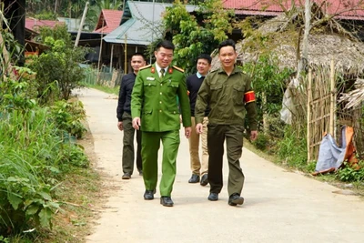 Công an xã Lũng Cao, huyện Bá Thước, Thanh Hóa cùng lực lượng an ninh cơ sở xuống từng thôn tuyên truyền, phổ biến pháp luật cho bà con (Ảnh: Thanh Tùng).