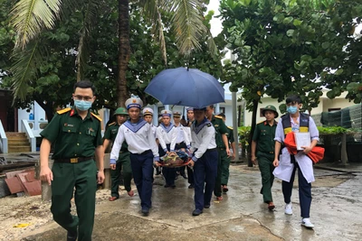 Các bác sĩ Bệnh viện Quân y 175 đón bệnh nhân ở đảo Sơn Ca để đưa lên trực thăng.