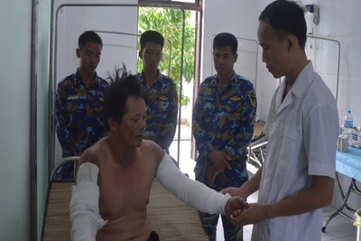 Quân y đảo Song Tử Tây thăm khám bệnh nhân Ngô Thanh Phong. (Ảnh: CTV HQ)