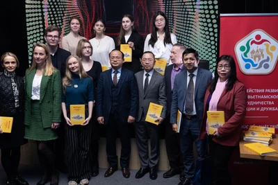 Các đại biểu chụp ảnh lưu niệm. (Ảnh: THANH THỂ)