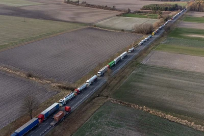 Xe tải xếp hàng dài tại cửa khẩu biên giới Ba Lan-Ukraine tại Hrebenne, Ba Lan, ngày 27/11. (Ảnh: PAP/TTXVN)